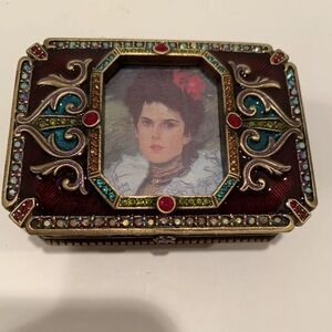 Jay Strongwater Trinket Box with Frame
NEW NEVER USED W/BOX & DUST BAG
5034